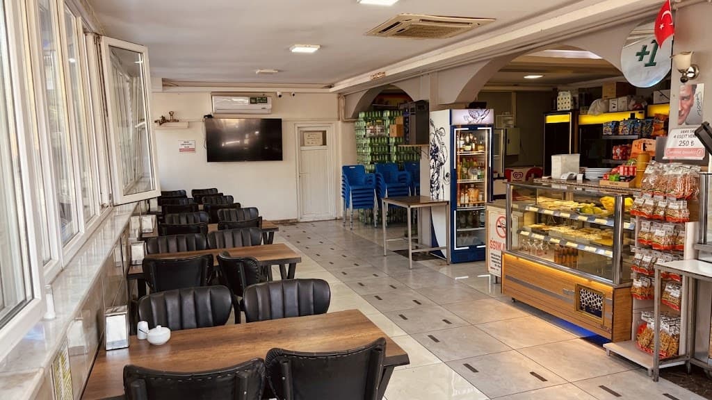 Restoran iç salonu ve büfe vitrini