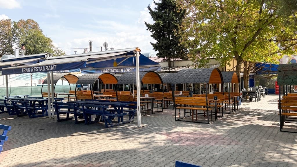 Bahçede ahşap kameriyeli oturma alanları