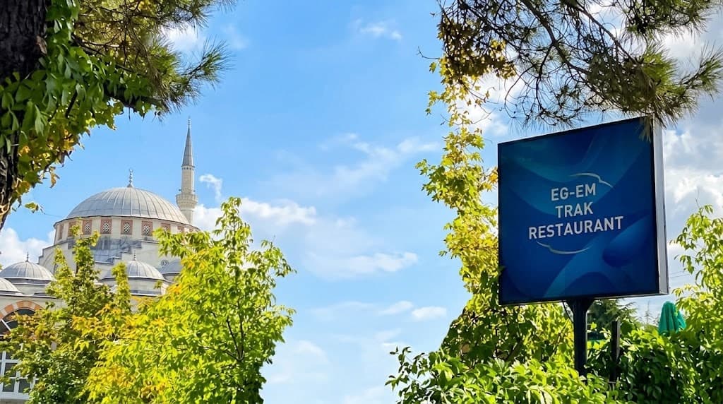 EGEM-TRAK Restaurant tabelası, ağaçlar ve cami silüeti