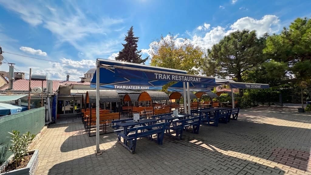 EGEM-TRAK Restaurant bahçe/teras oturma alanı