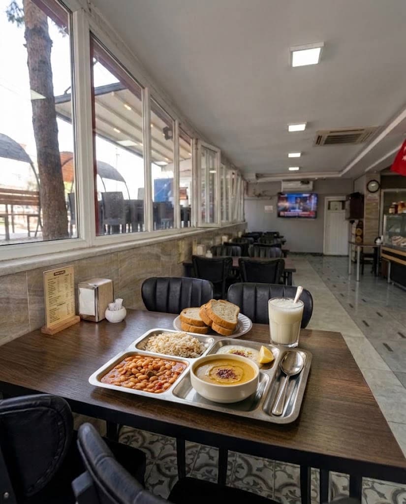 Günlük tabldot: kuru fasulye, pirinç pilavı, mercimek çorbası, ekmek ve ayran