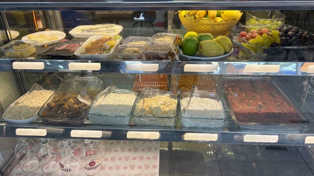 Günlük meze ve salata vitrini