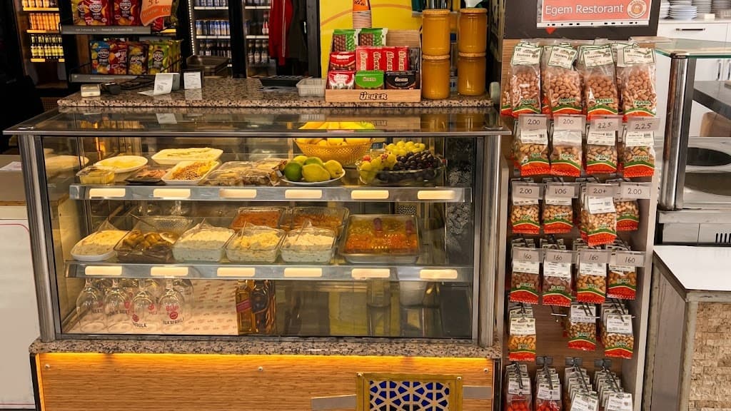 Meze vitrini ve kuruyemiş reyonu