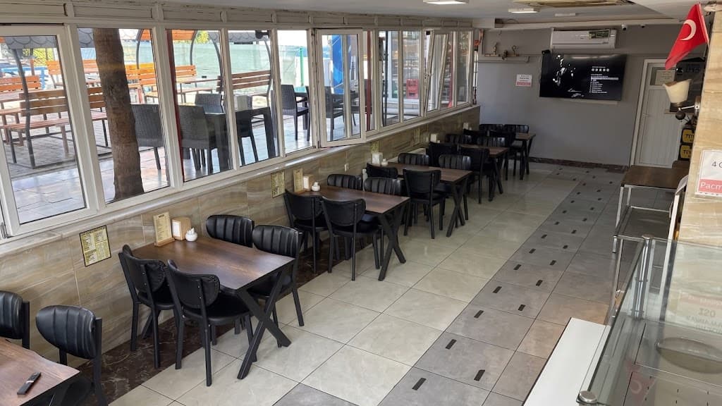 EGEM-TRAK Restaurant iç salon, masalar ve oturma düzeni